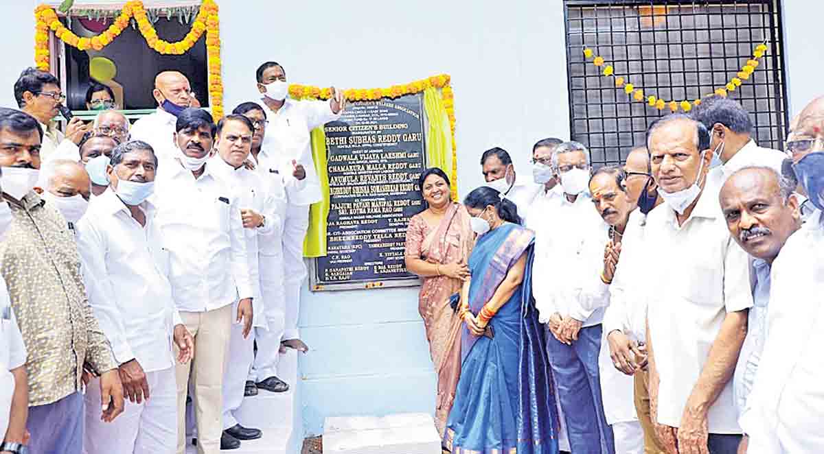 సీనియర్‌ సిటిజన్లు.. సమాజానికి మార్గదర్శకులు