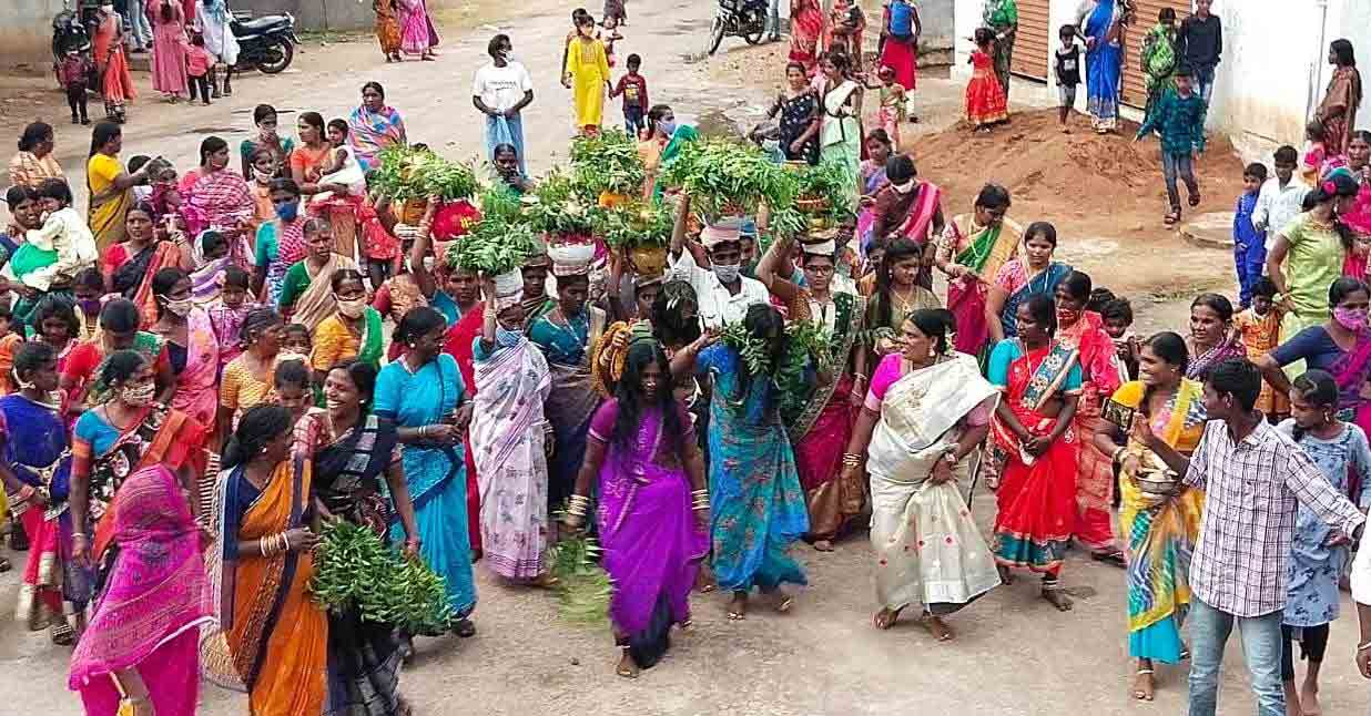 కోళ్లపడకల్‌లో ఘనంగా బోనాల జాతర