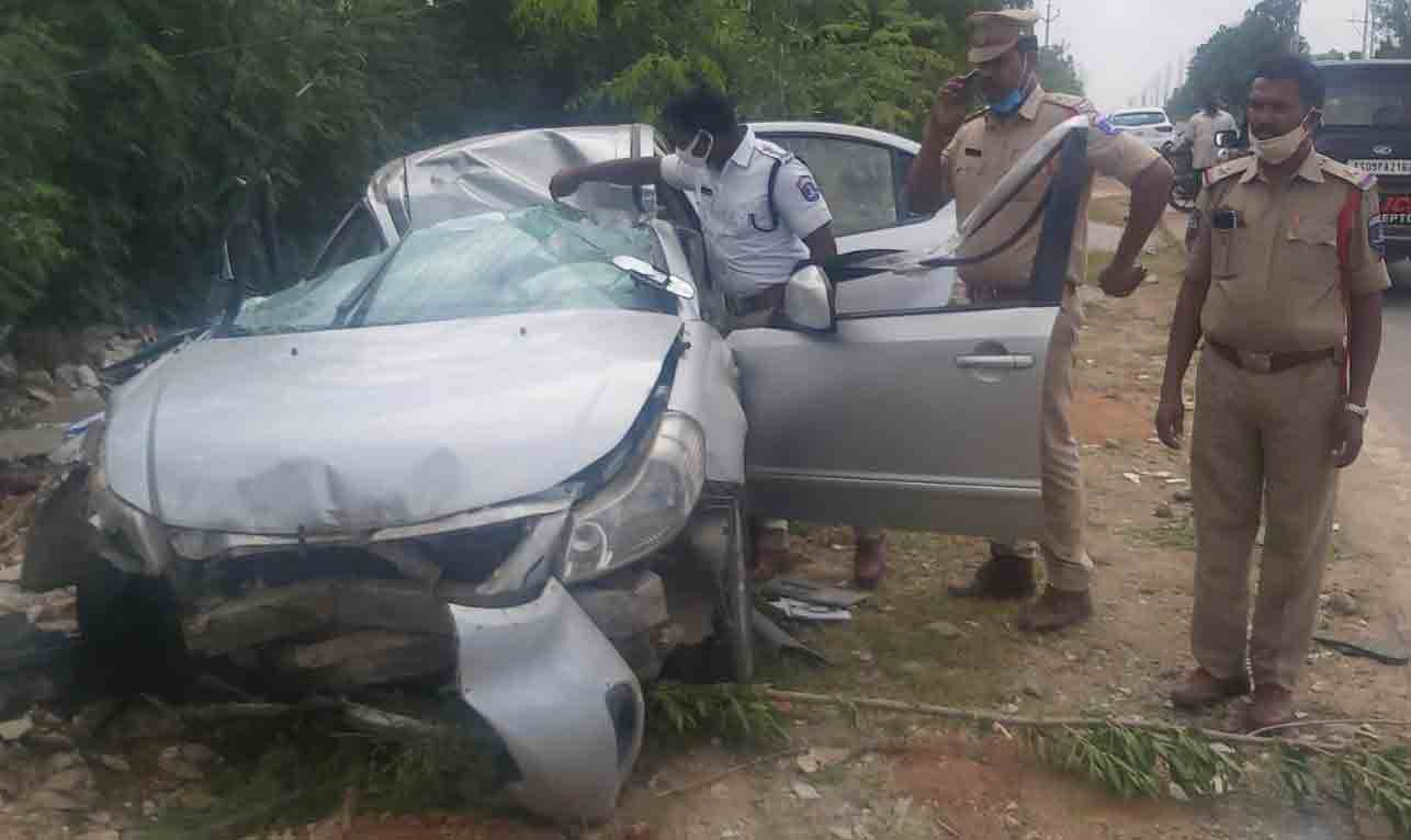 రోడ్డుప్రమాదంలో ఇద్దరు ఇంజనీరింగ్‌ విద్యార్థులు దుర్మరణం