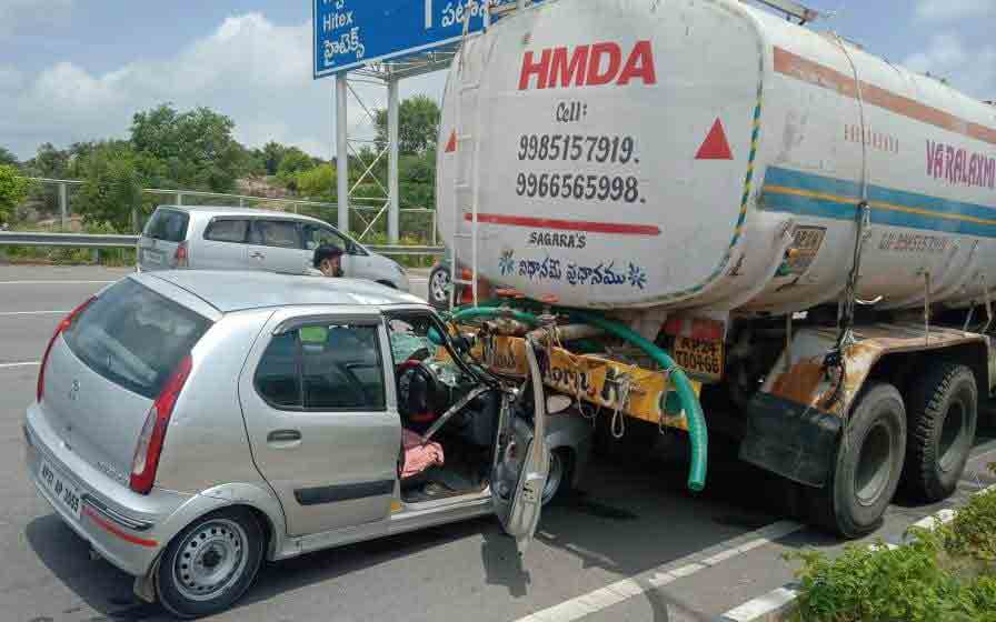 వాటర్‌ట్యాంకర్‌ను ఢీ కొట్టిన కారు-డ్రైవ‌ర్‌కు గాయాలు