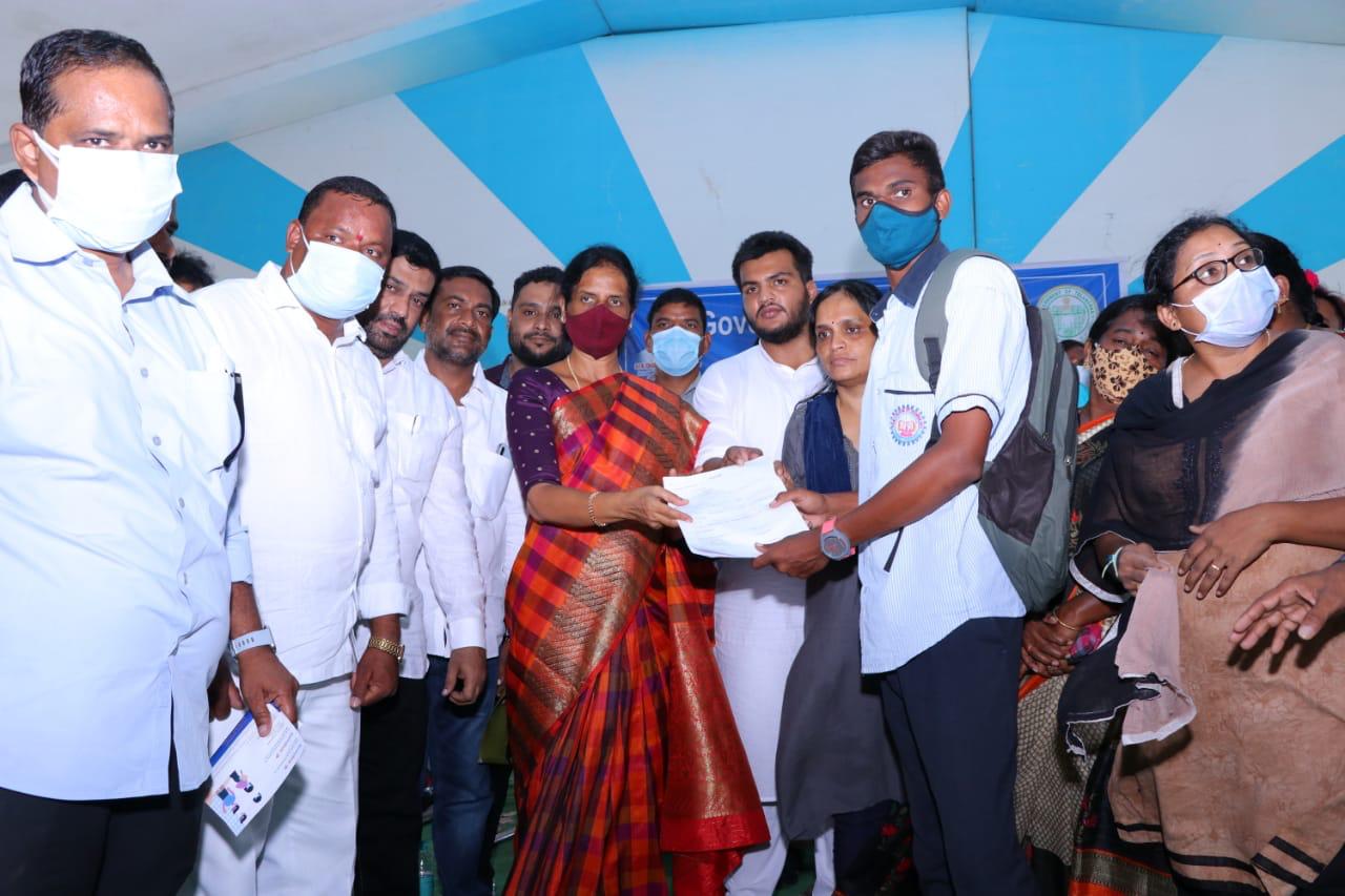 స్థానికులకే ఉద్యోగాలు ఇచ్చేలా ప్రత్యేక చట్టం