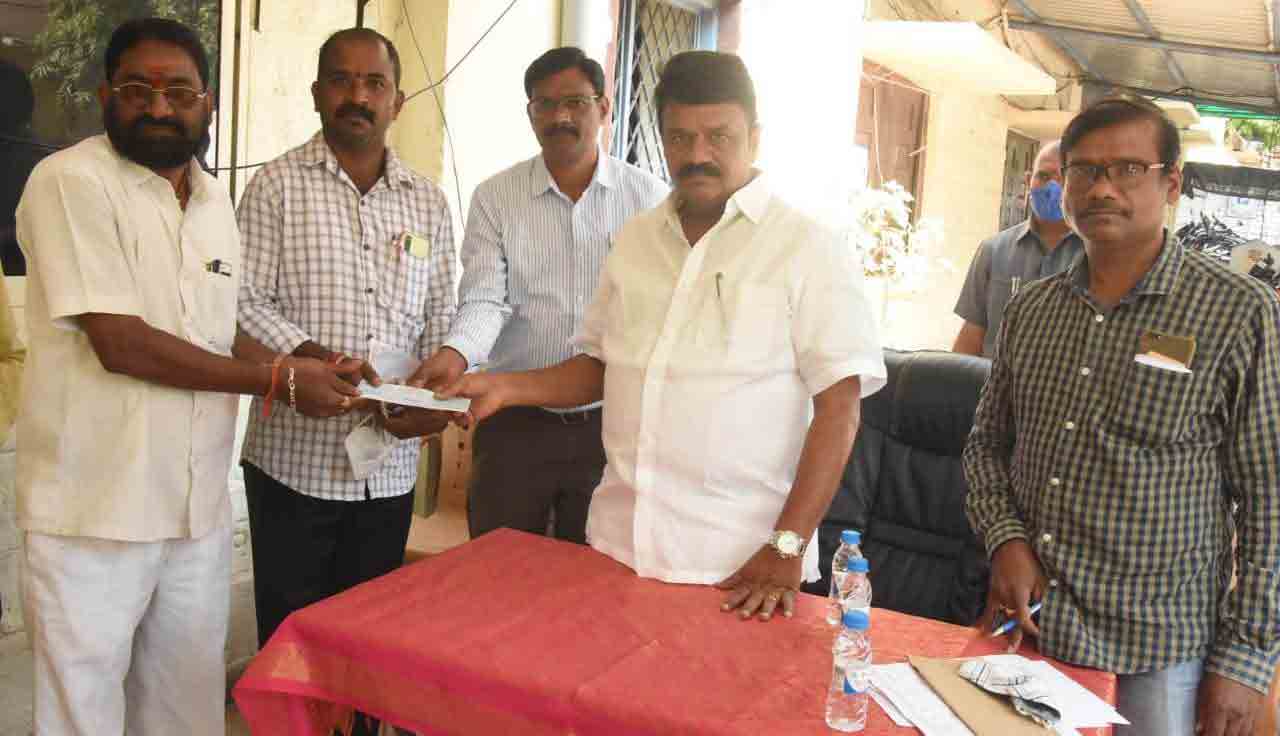 బోనాల ఉత్సవాల చెక్కులు పంపిణీ చేసిన తలసాని