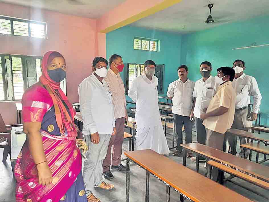 పాఠశాలల్లో శానిటేషన్‌ పనులు