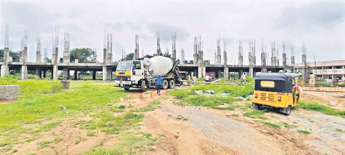 సకల సౌకర్యాలతో సమీకృత భవనం