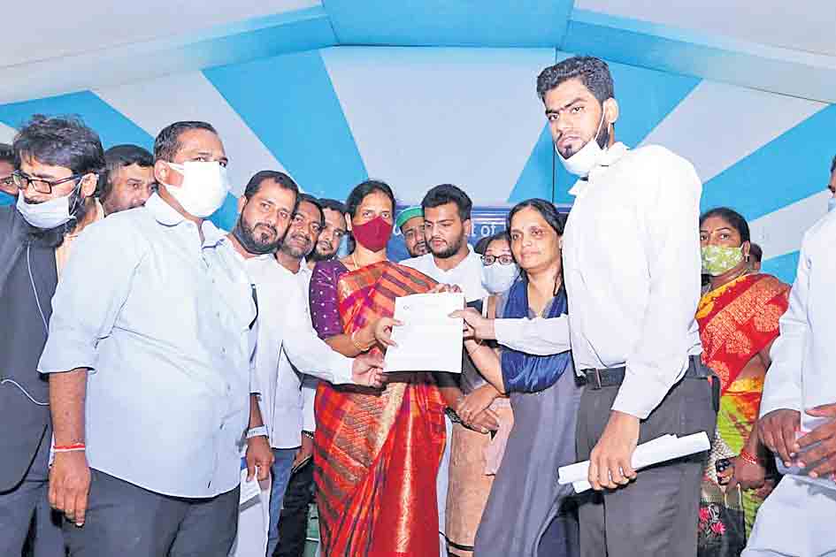 పరిశ్రమల్లో స్థానికులకు ఉద్యోగాలిచ్చేలా ప్రత్యేక చట్టం