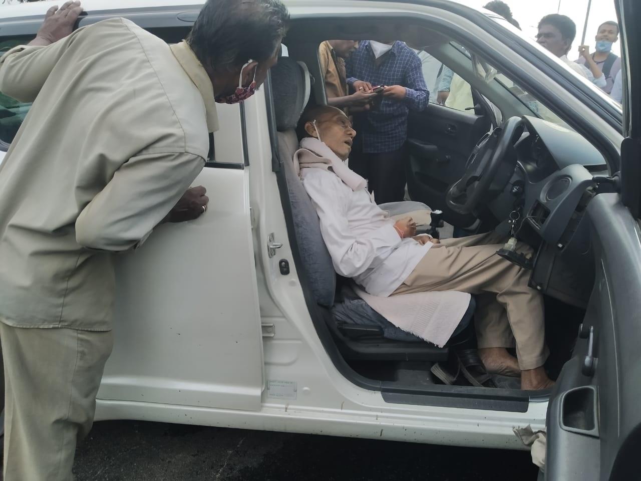 అదుపుతప్పి డివైడర్‌ను ఢీకొట్టి