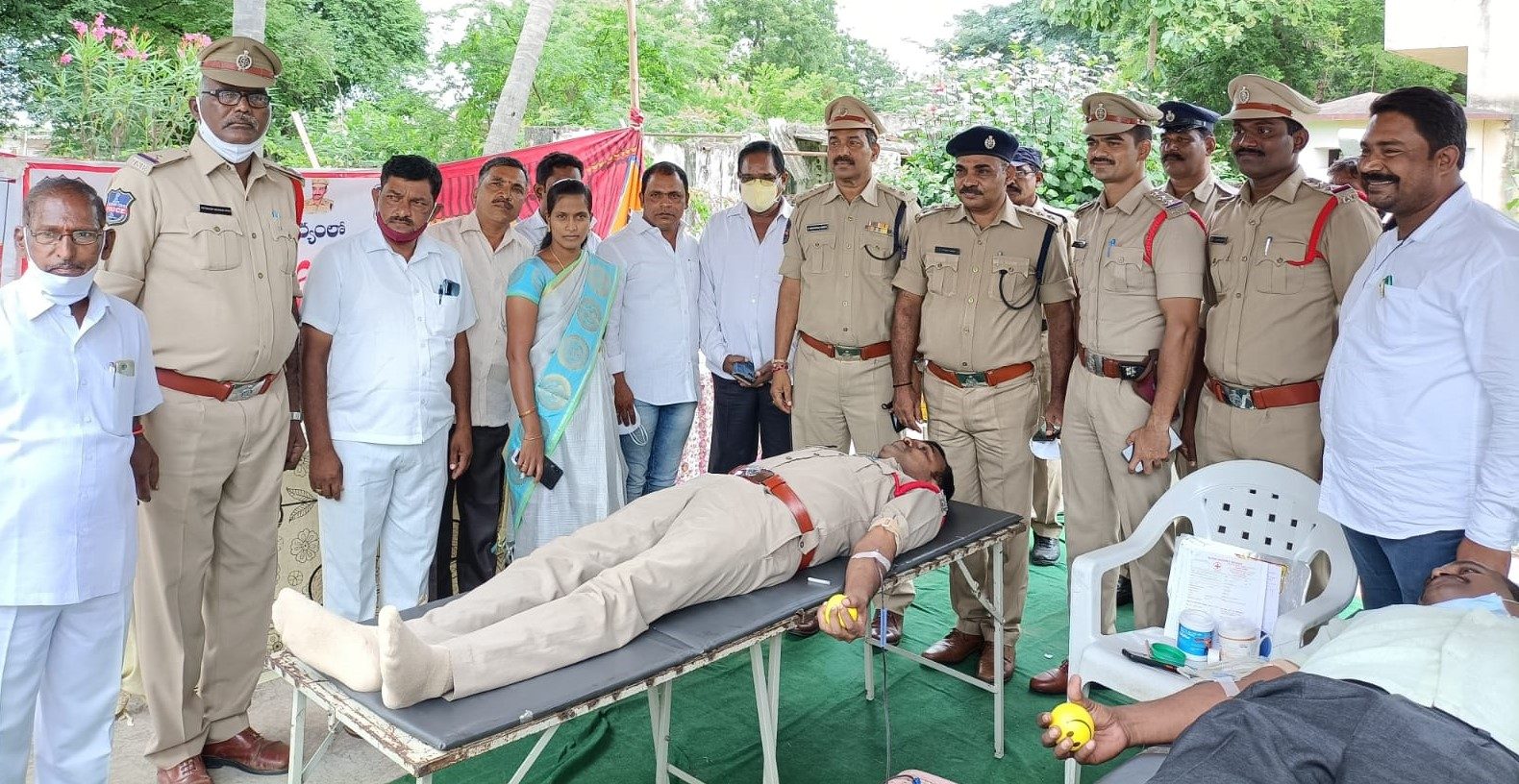 రక్తదానం చేసి ప్రాణదాతలు కావాలి