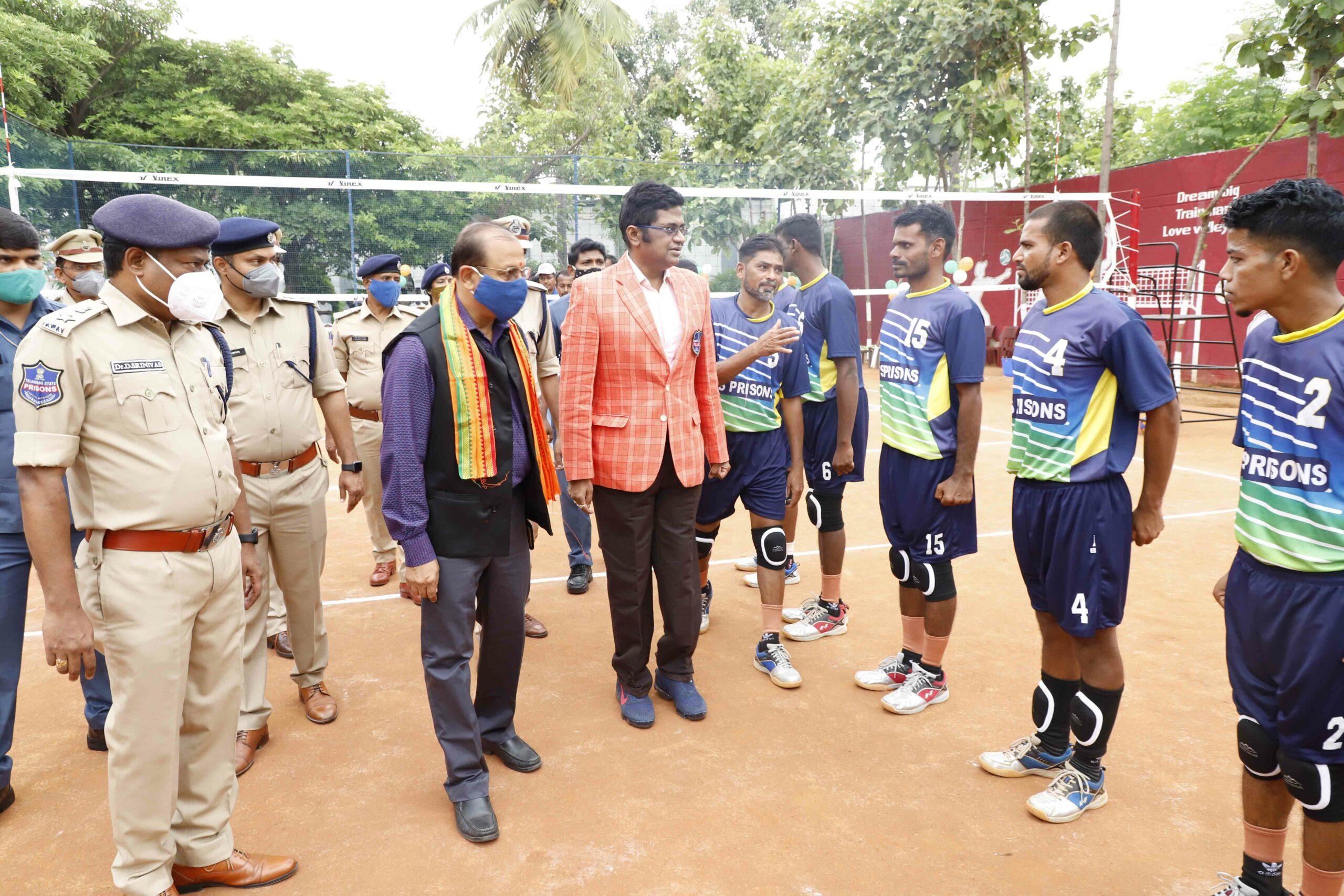 పోలీసులు, ఖైదీల మధ్య వాలీబాల్‌ మ్యాచ్‌