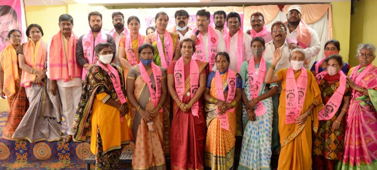 టీఆర్‌ఎస్ పార్టీలో చేరిన మ‌హిళ‌లు
