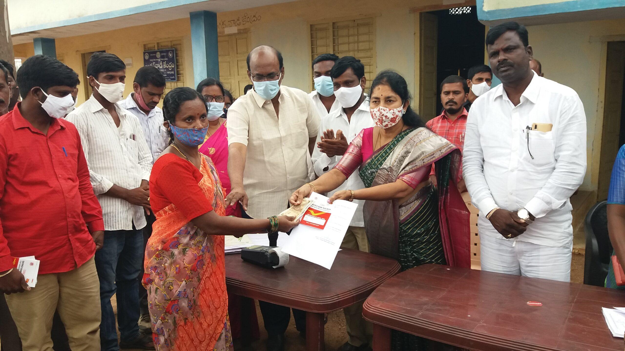 వాసాలమర్రిలో బీడీ కార్మికులకు పెన్షన్ పంపిణీ