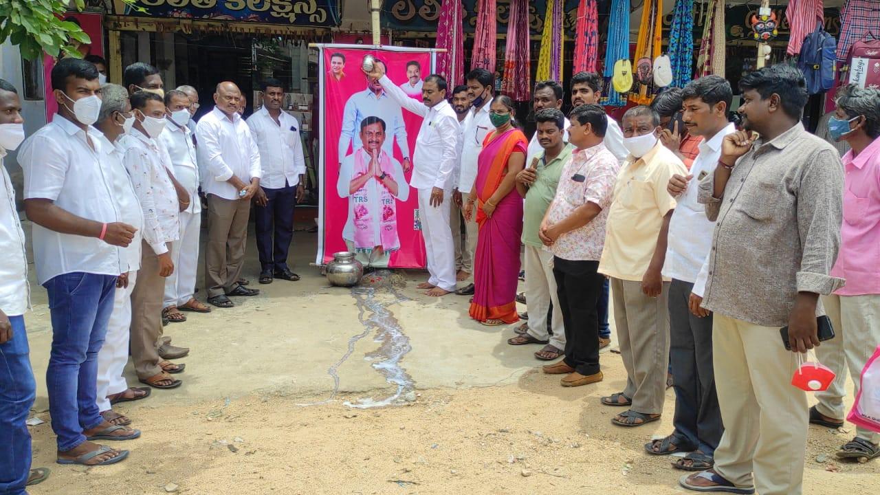 టీఆర్ఎస్వీ ఆధ్వర్యంలో సీఎం కేసీఆర్ ఫ్లెక్సీకి క్షీరాభిషేకం