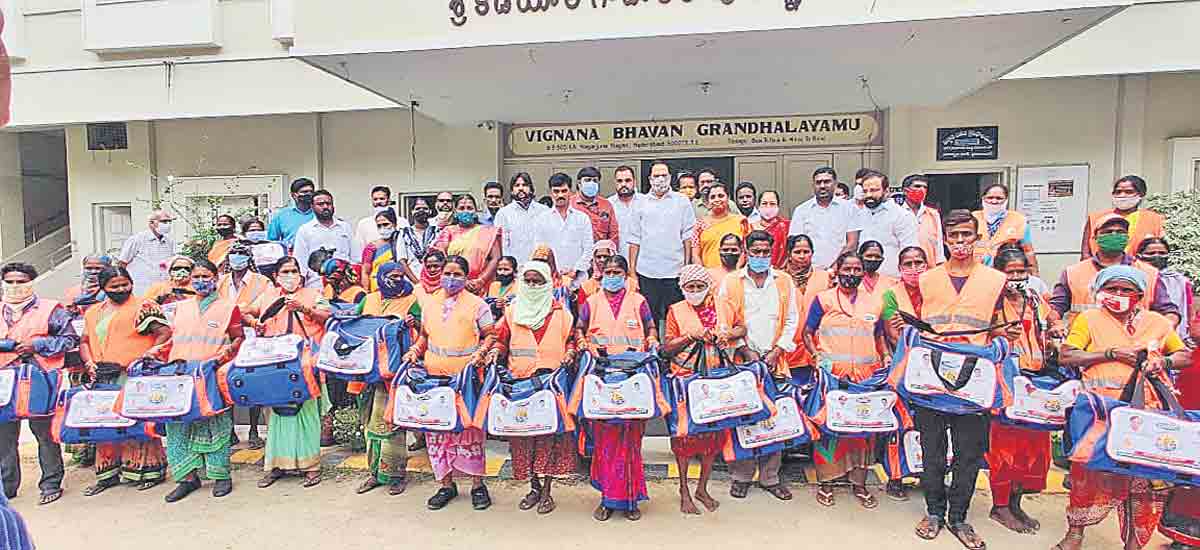 కార్మికుల సేవలు ప్రశంసనీయం