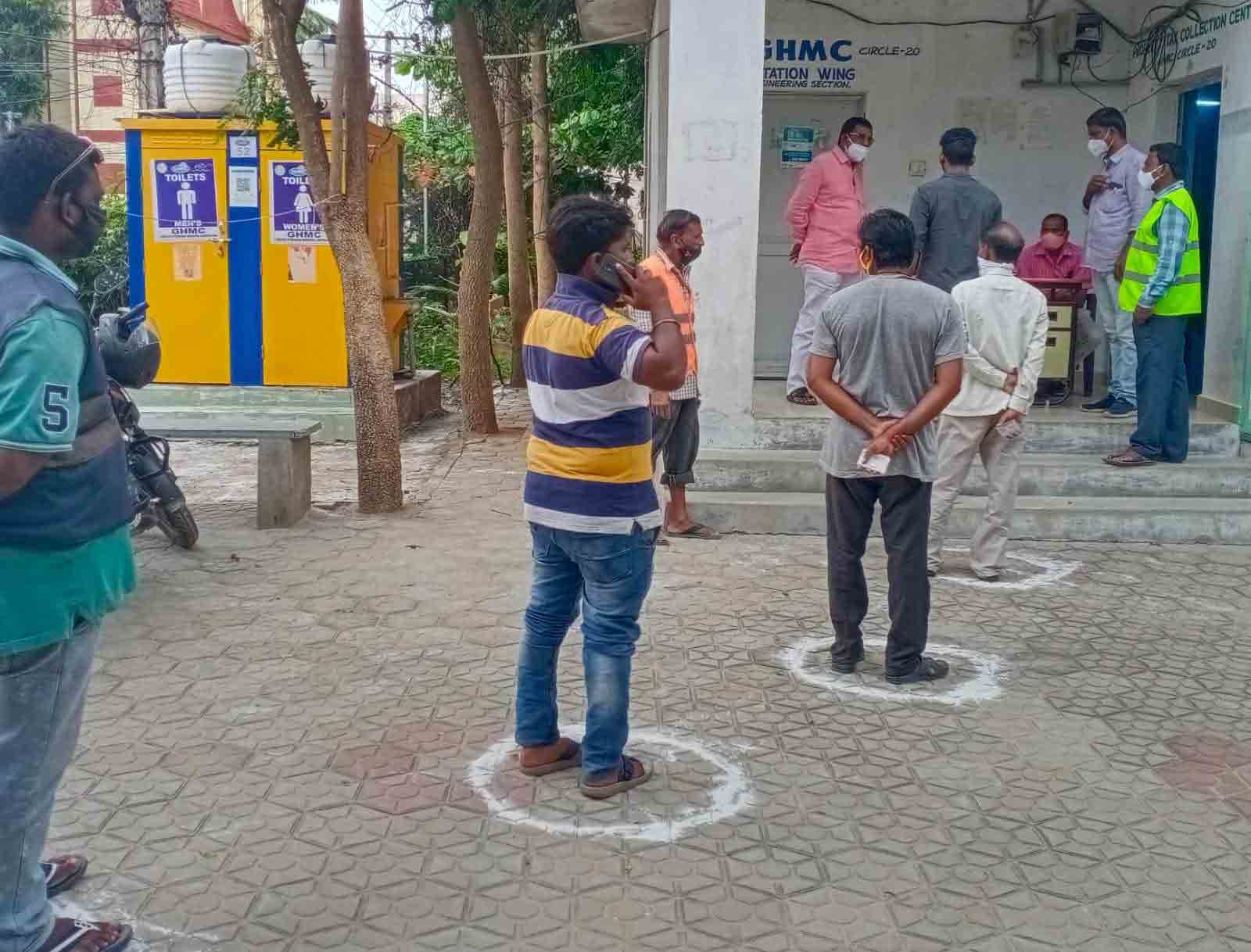 కాలనీల్లో కొనసాగుతున్న కొవిడ్‌ వ్యాక్సినేషన్‌ డ్రైవ్‌