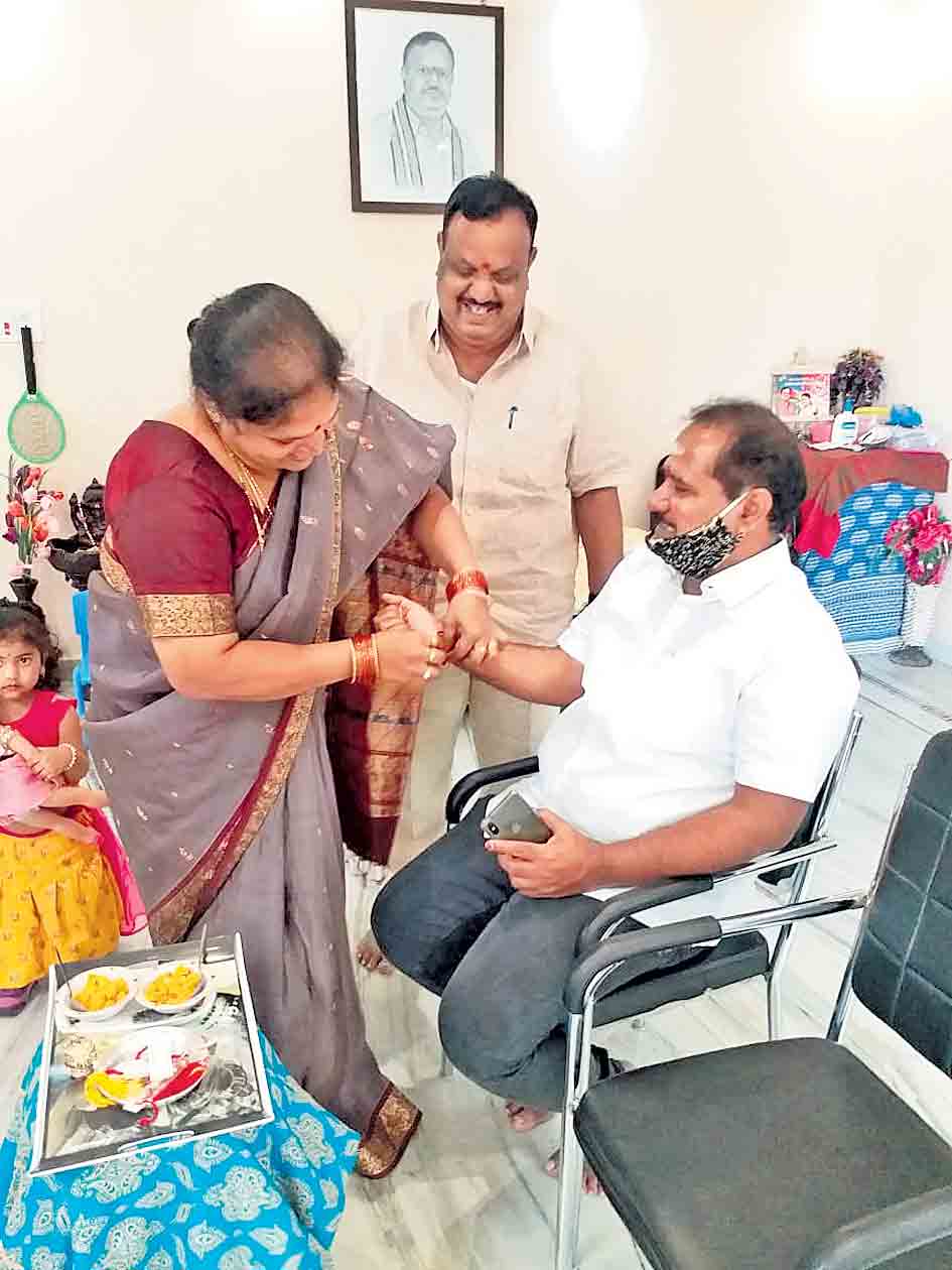 రాఖీలు కట్టి.. దీవెనలు పొంది..