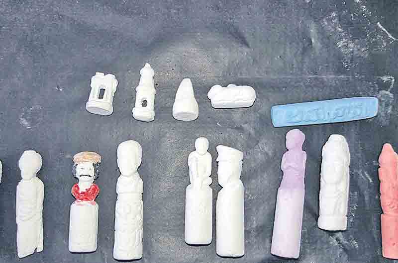 సుద్దముక్కతో కళారూపాలు