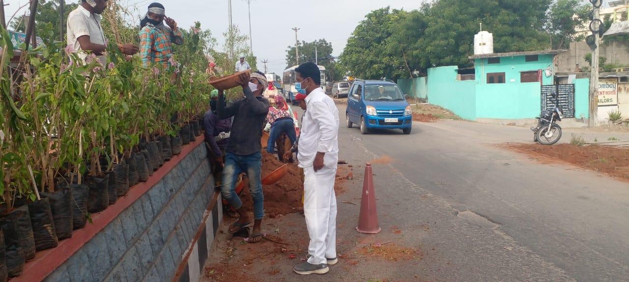 నాటిన ప్రతి మొక్కను బతికించాలి: మున్సిపల్ చైర్మన్ ఆంజనేయులు