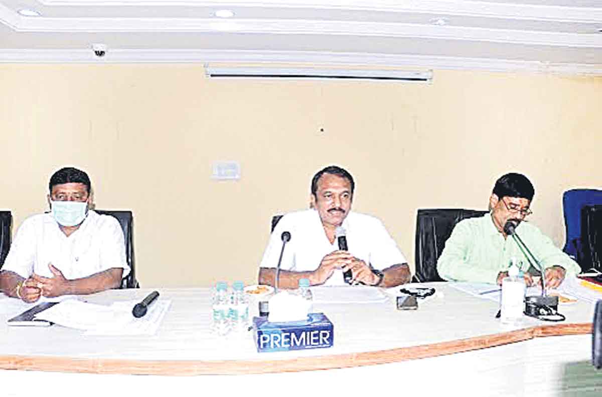 అభివృద్ధి పనుల్లో.. వేగం పెంచండి