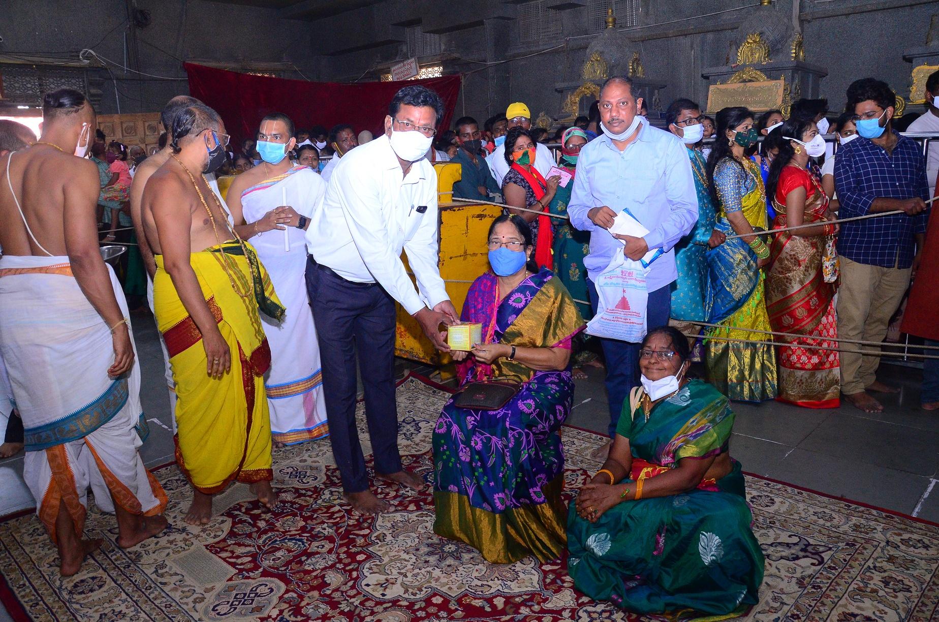 స్వామి వారిని దర్శించుకున్న ఎమ్మెల్సీ సురభీ వాణిదేవి