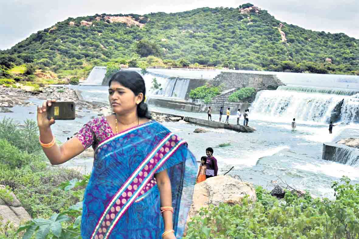 నీళ్ల దగ్గర.. పైలం జర