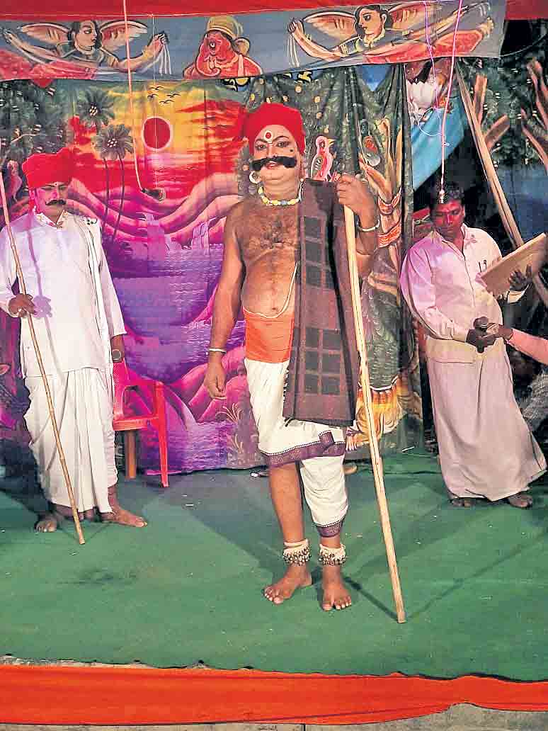 ఇటు విద్యాబోధన అటు కళాప్రదర్శన