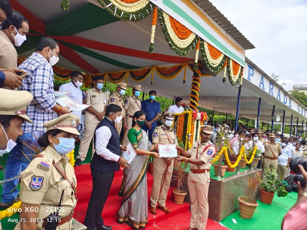 అధికారులకు ప్రశంస పత్రాలు అంద‌జేసిన సబితా ఇంద్రారెడ్డి