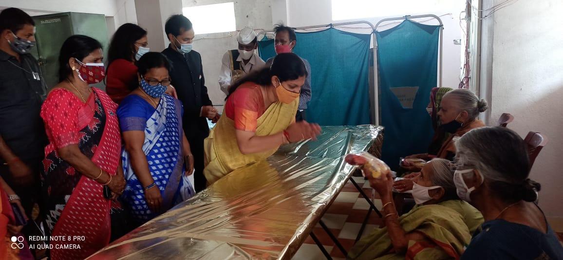 వృద్ధులకు పండ్లు, బిస్కెట్లు పంపిణీ చేసిన కలెక్టర్