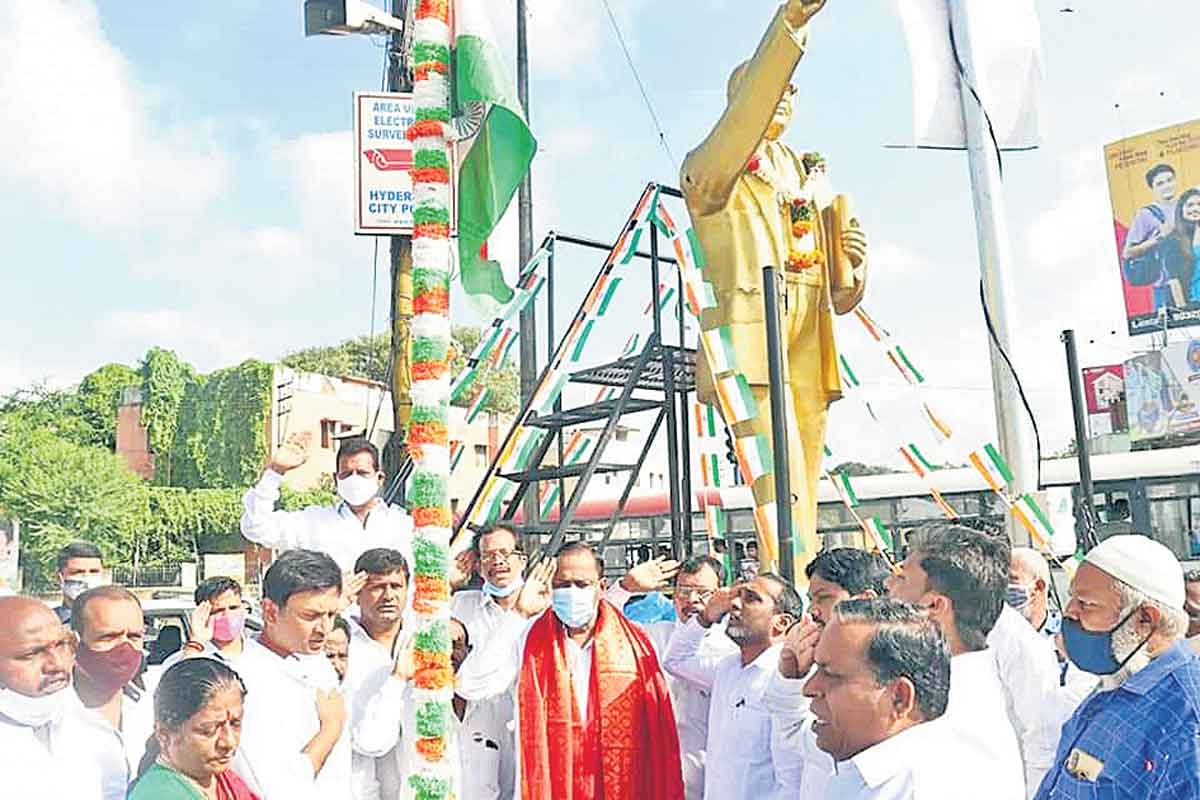 అమరవీరులను గుర్తు చేసుకుంటూ