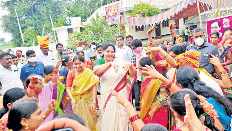 తీజ్ వేడుకల్లో మంత్రి సత్యవతి సందడి