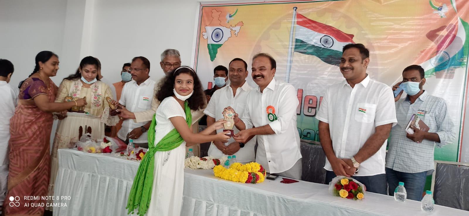 రేప‌రేప‌లాడిన త్రివ‌ర్ణ ప‌తాకం