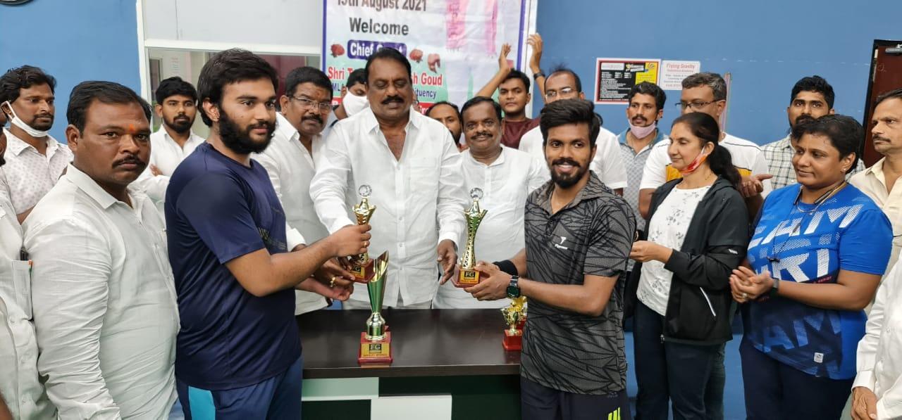 విజేతలకు బ‌హుమ‌తుల‌ ప్రధానం