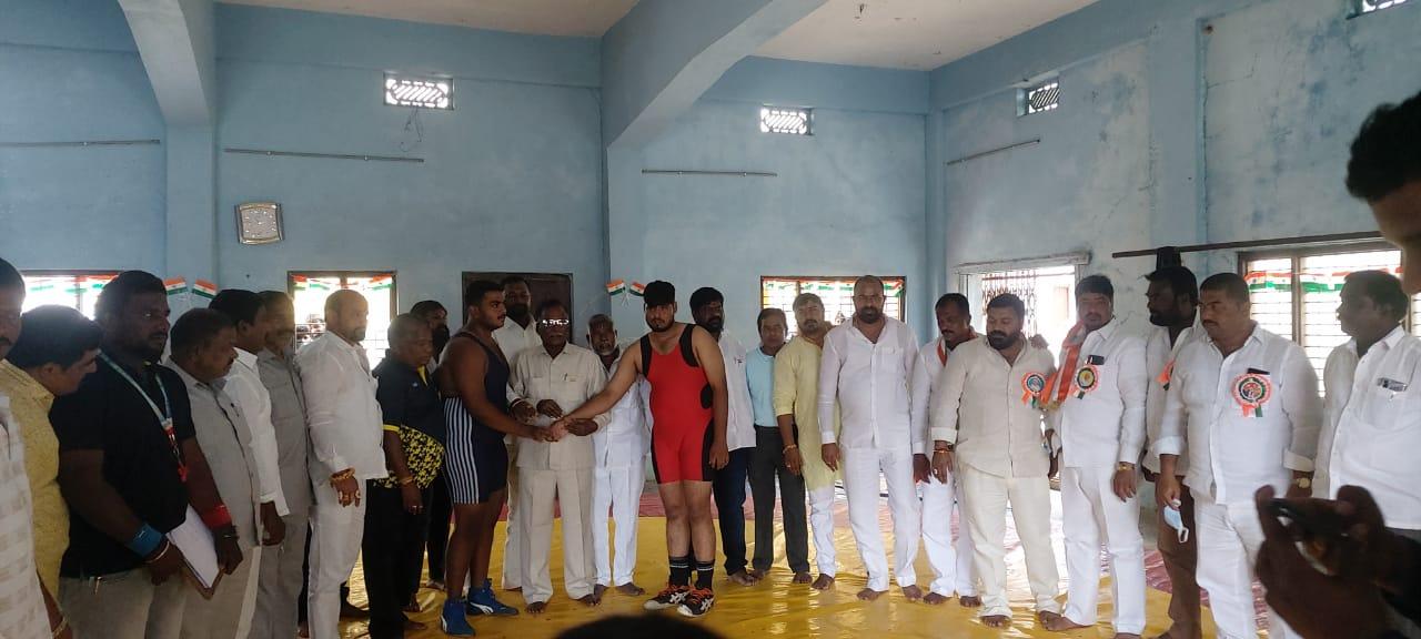 రెజ్లింగ్‌ చాంపియన్‌షిఫ్‌కు మల్లయోధుల ఎంపిక