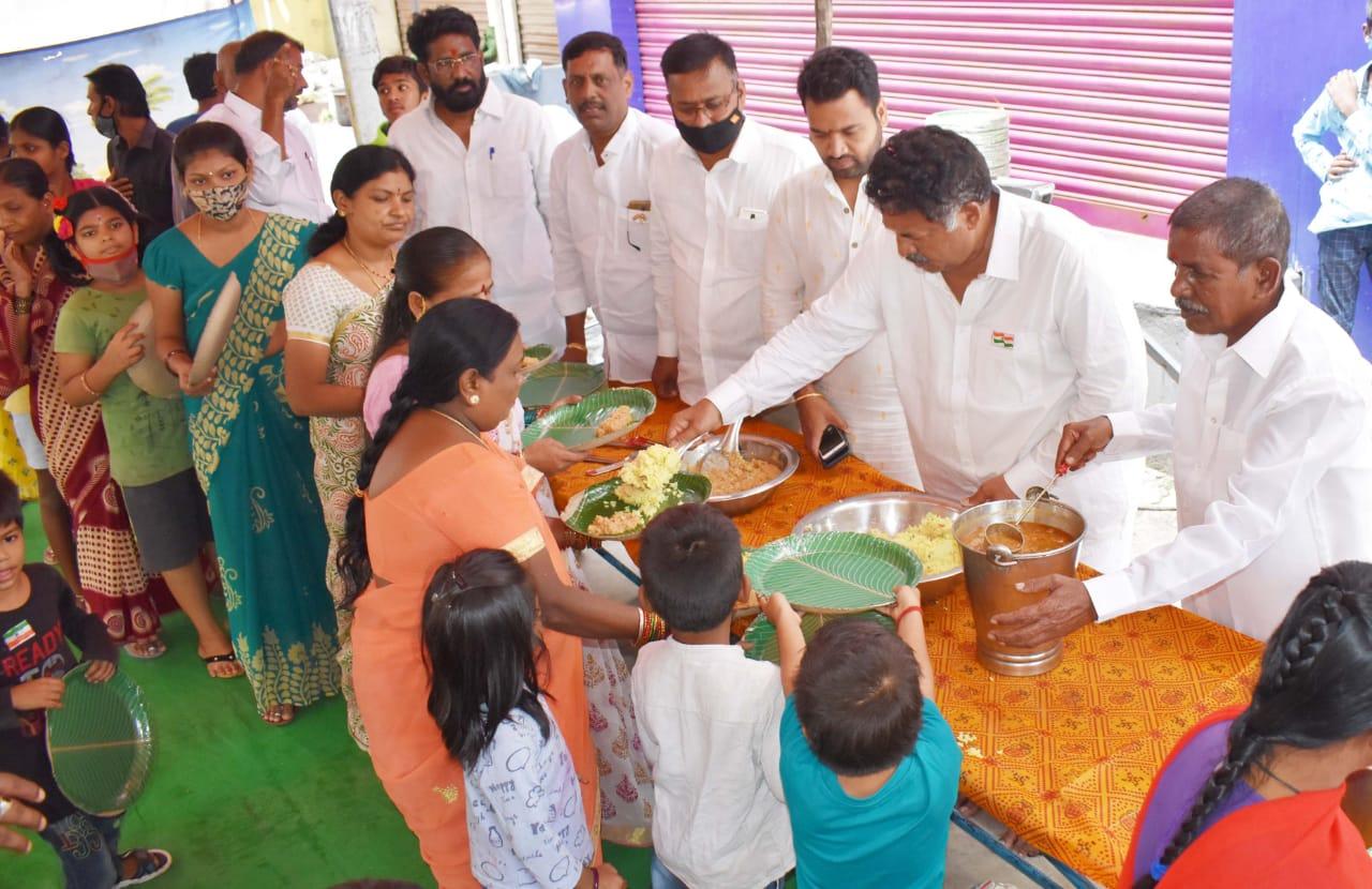 నల్లపోచమ్మ దేవాల‌యంలో అన్న‌దానం