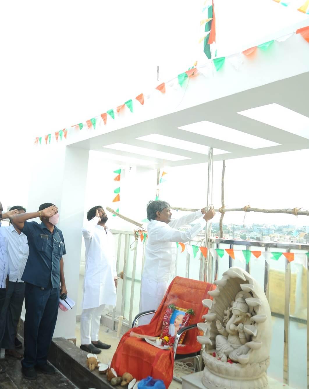 వాడవాడలా జాతీయ జెండాల రెపరెపలు