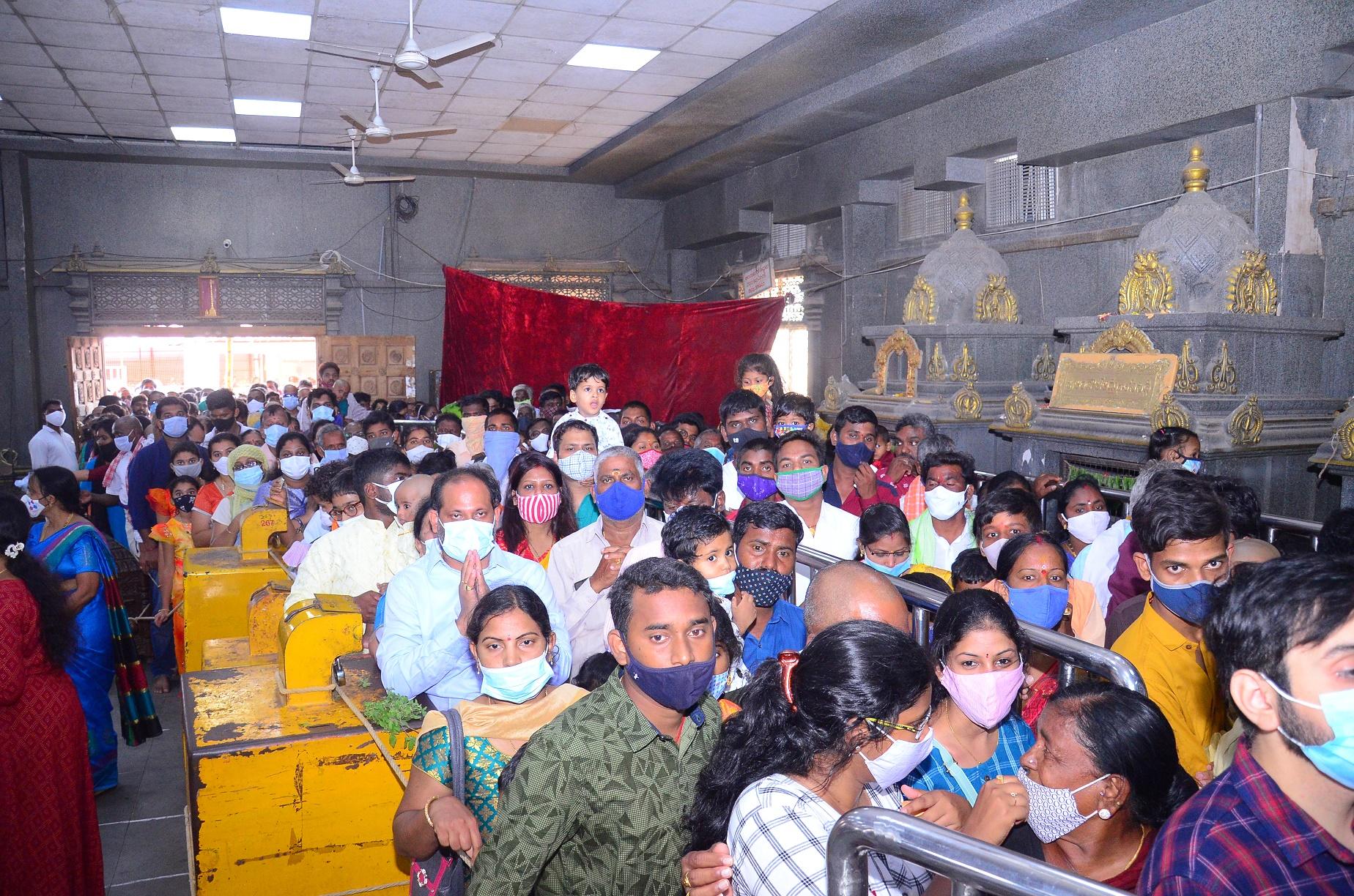 యాదాద్రిలో భక్తుల రద్దీ