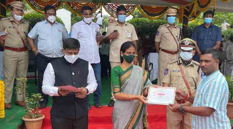 అధికారులు నిజాయితీగా పని చేయాలి: సబితారెడ్డి