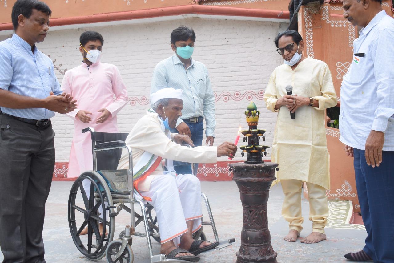 శిల్పారామంలో స్వతంత్ర సమరయోధుల చిత్రాల ప్రదర్శన