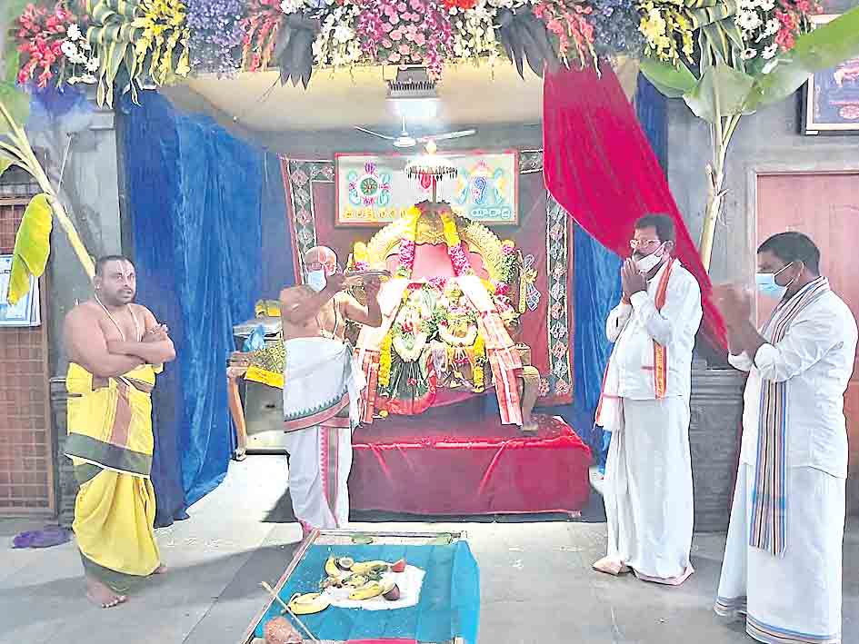 యాదాద్రిలో శ్రావణ మాస సందడి