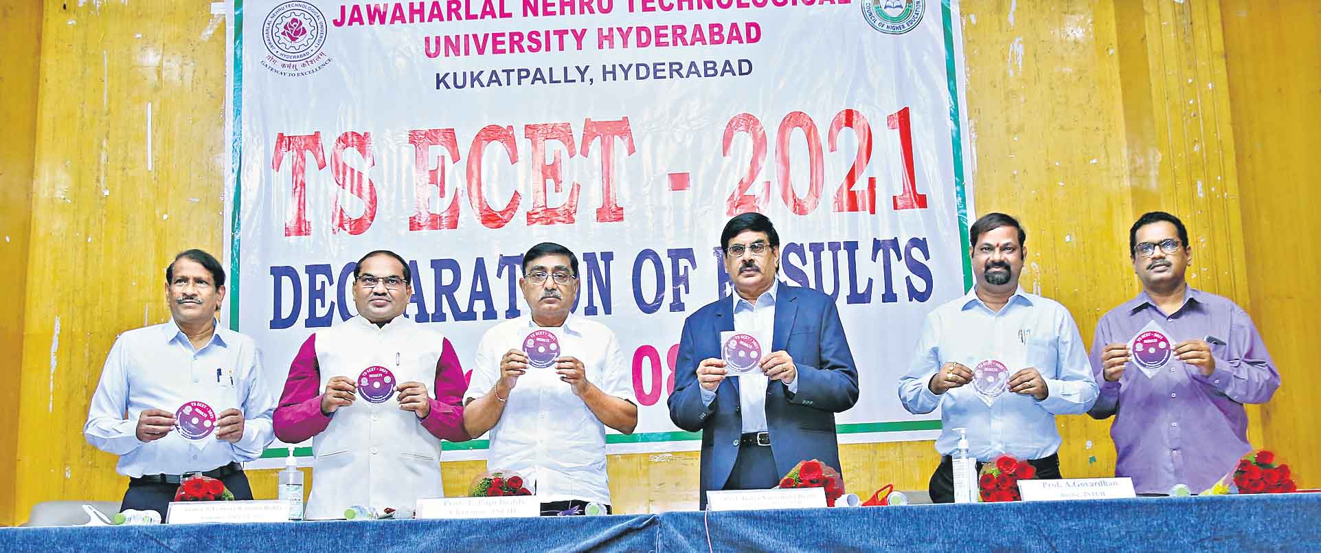 సర్కారు కాలేజీ విద్యార్థులే టాపర్లు