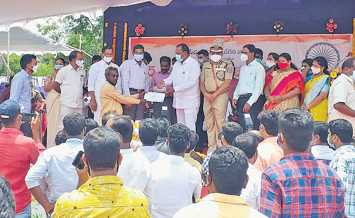 ఉత్తమ సేవలకు పురస్కారాలు