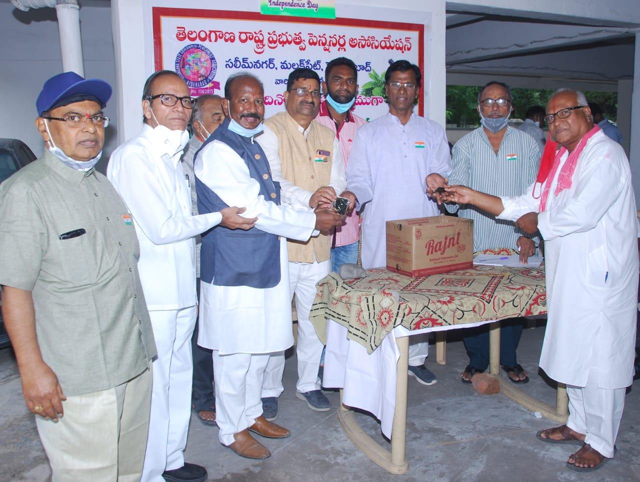 పెన్షనర్స్​‍ ఆధ్వర్యంలోఆనందయ్యమందు పంపిణీ