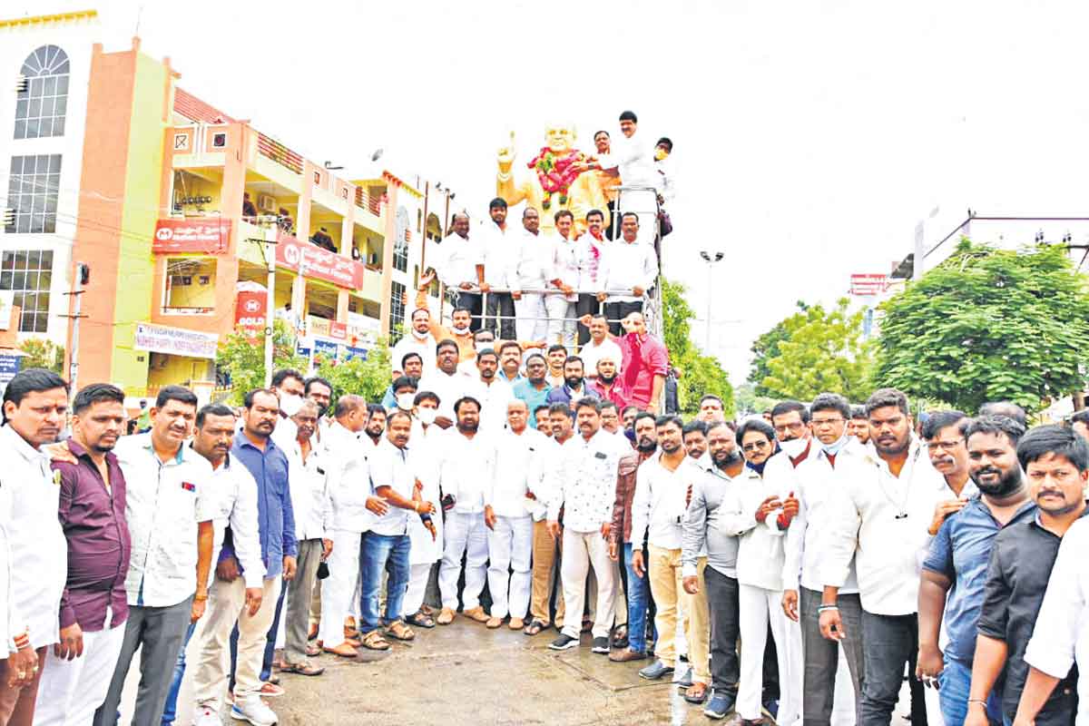 ‘దళితబంధు’తో.. ప్రతిపక్షాలకు దడ