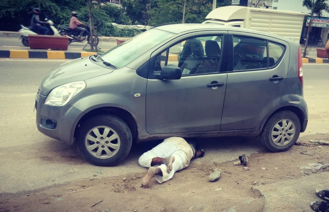 రోడ్డుప్రమాదంలో వ్యక్తికి గాయాలు