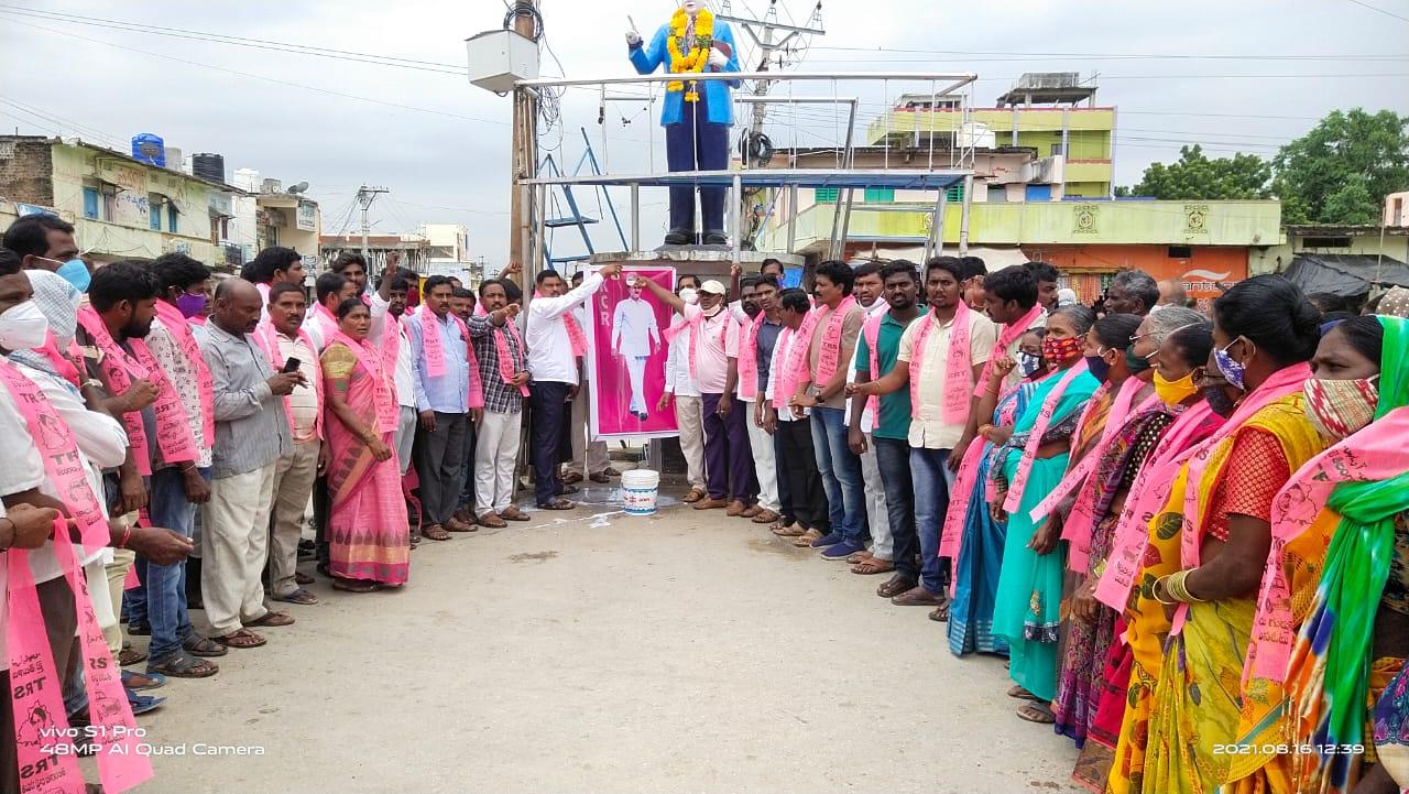 సీఎం కేసీఆర్ ఫ్లెక్సీకి క్షీరాభిషేకం