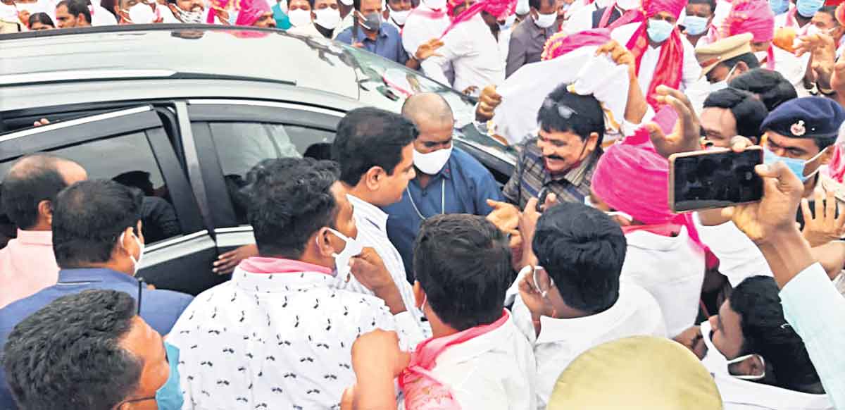 మంత్రి కేటీఆర్‌కు శామీర్‌పేటలో ఘన స్వాగతం