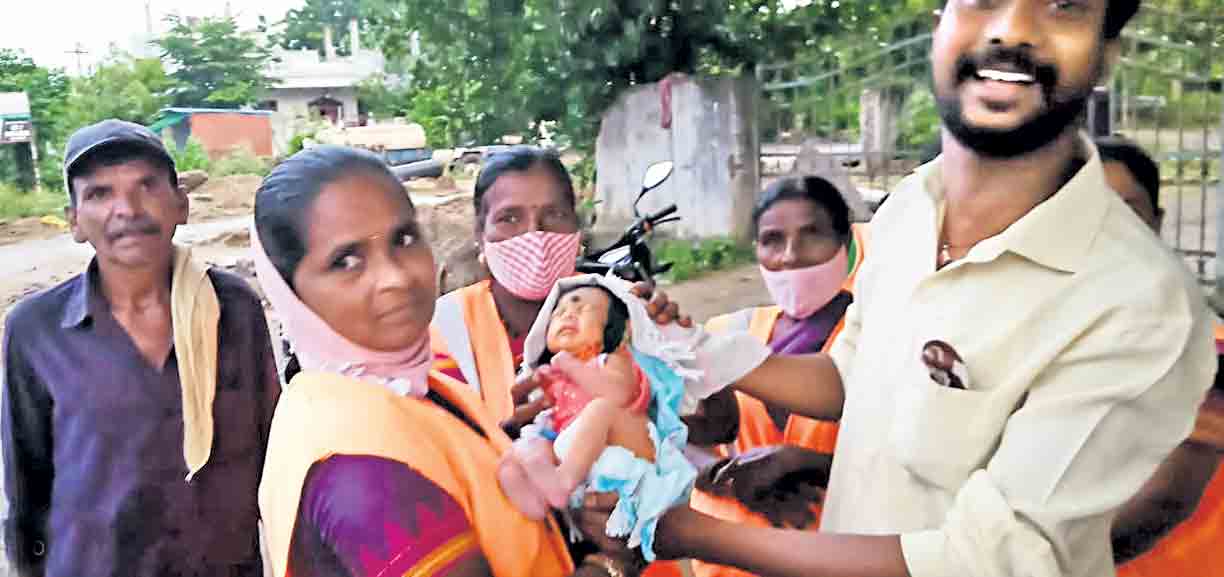 శ్మశానంలో ప్లాస్టిక్‌ కవర్‌లో పసికందు