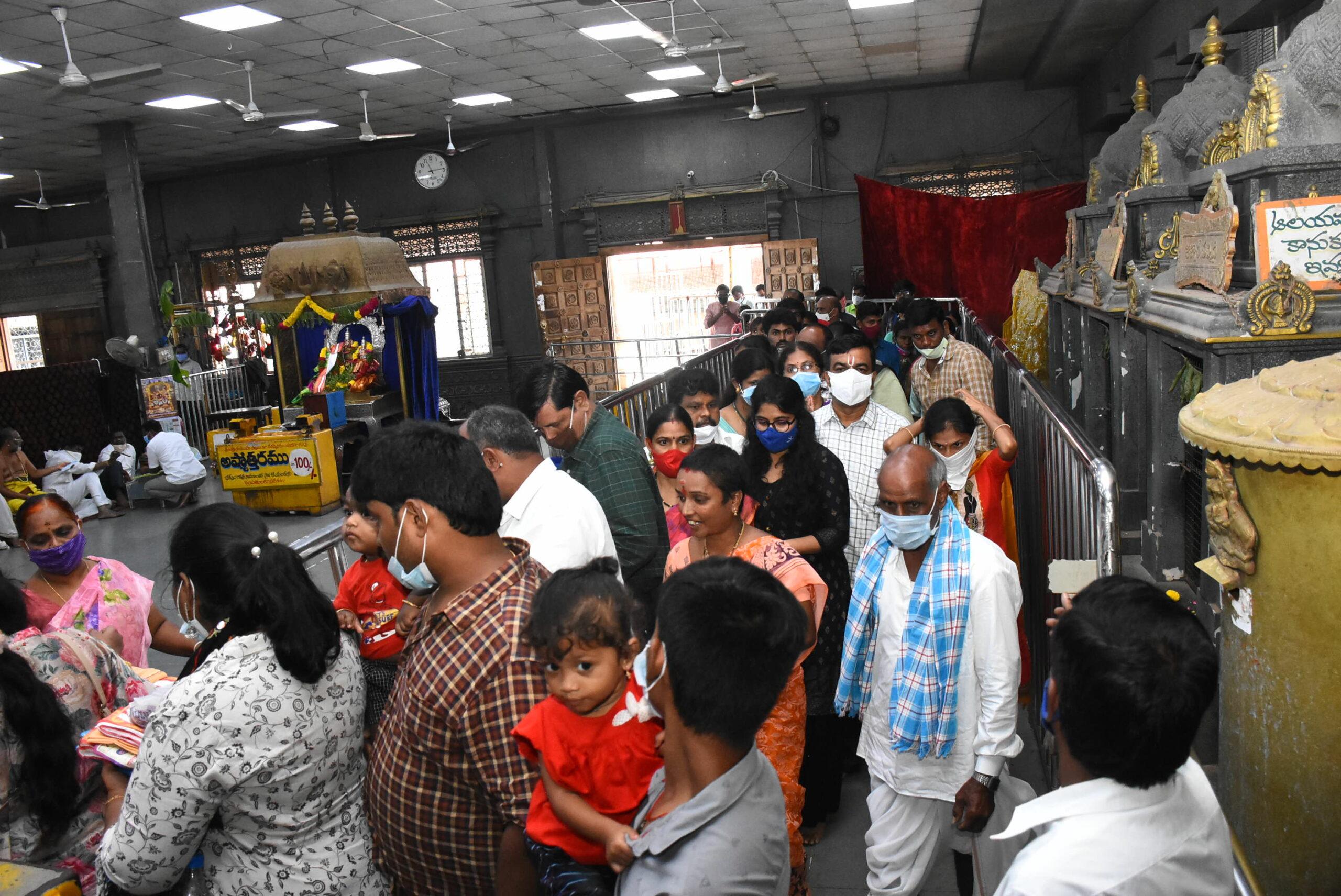 శ్రీవారి ఖజానాకు రూ.13,05,116 ఆదాయం