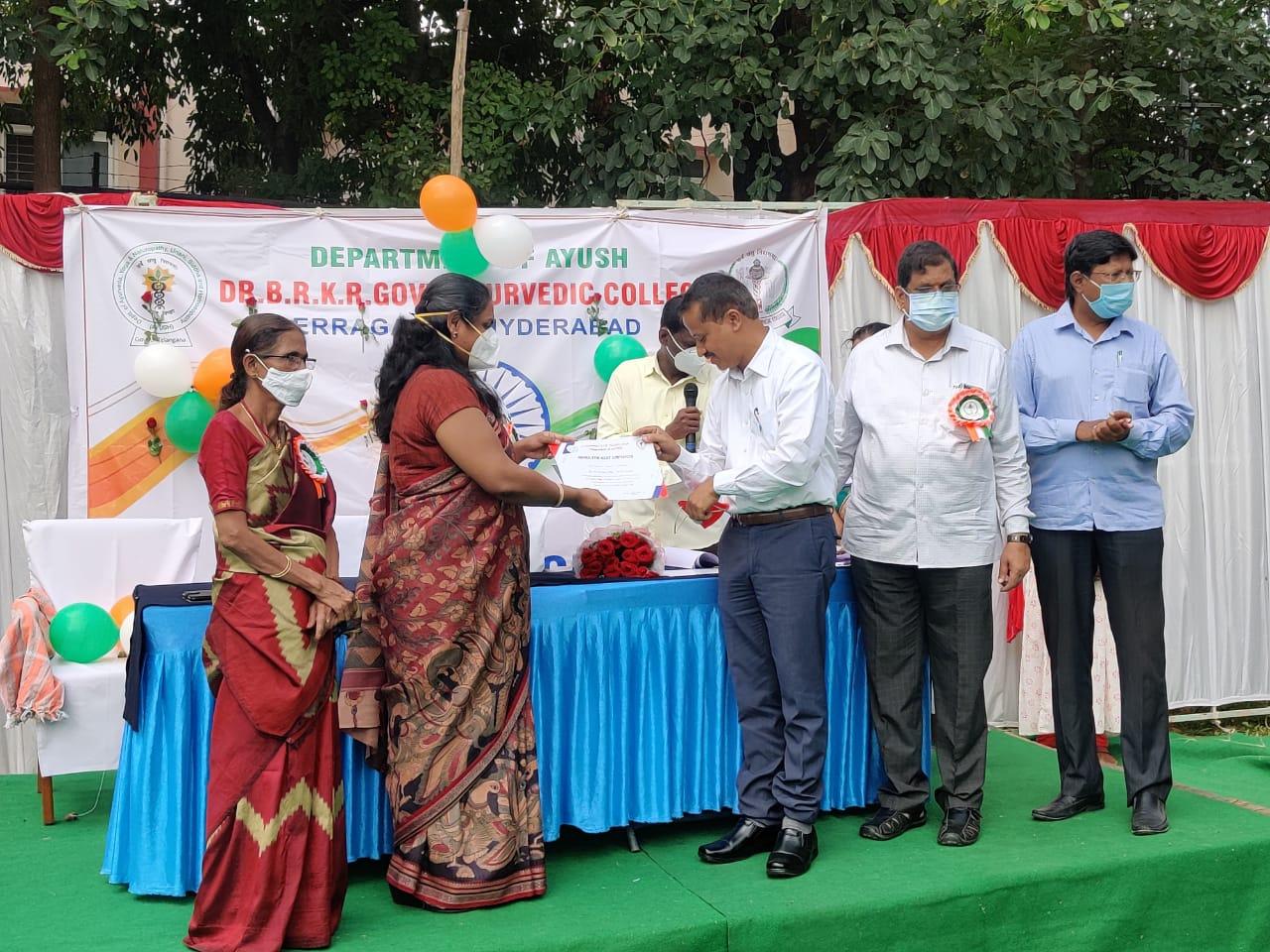 కొవిడ్ సేవ‌ల‌కుగాను డాక్టర్‌ ప్రవీణ్‌కు అవార్డు