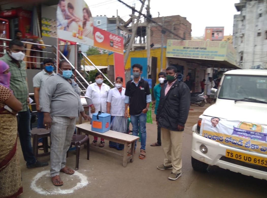 మొబైల్‌ వ్యాక్సినేషన్‌  డ్రైవ్‌లో 971 మందికి టీకాలు