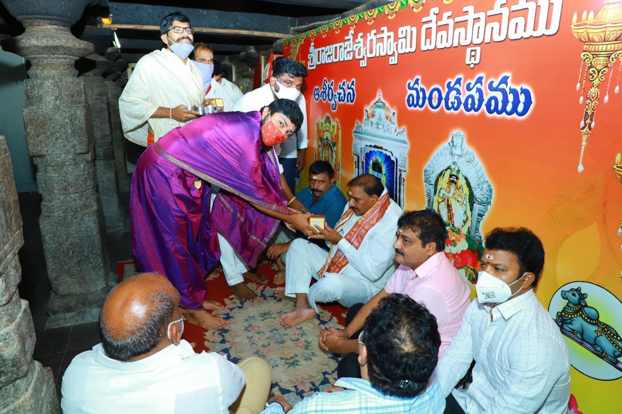 రాజరాజేశ్వర స్వామిని దర్శించుకున్న విప్‌ గాంధీ