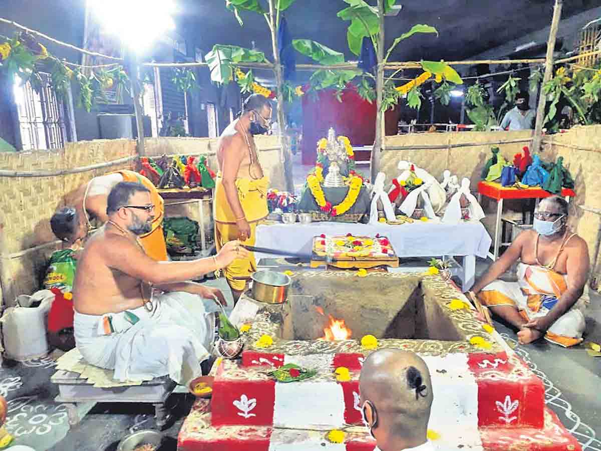 కొనసాగుతున్న పవిత్రోత్సవాలు